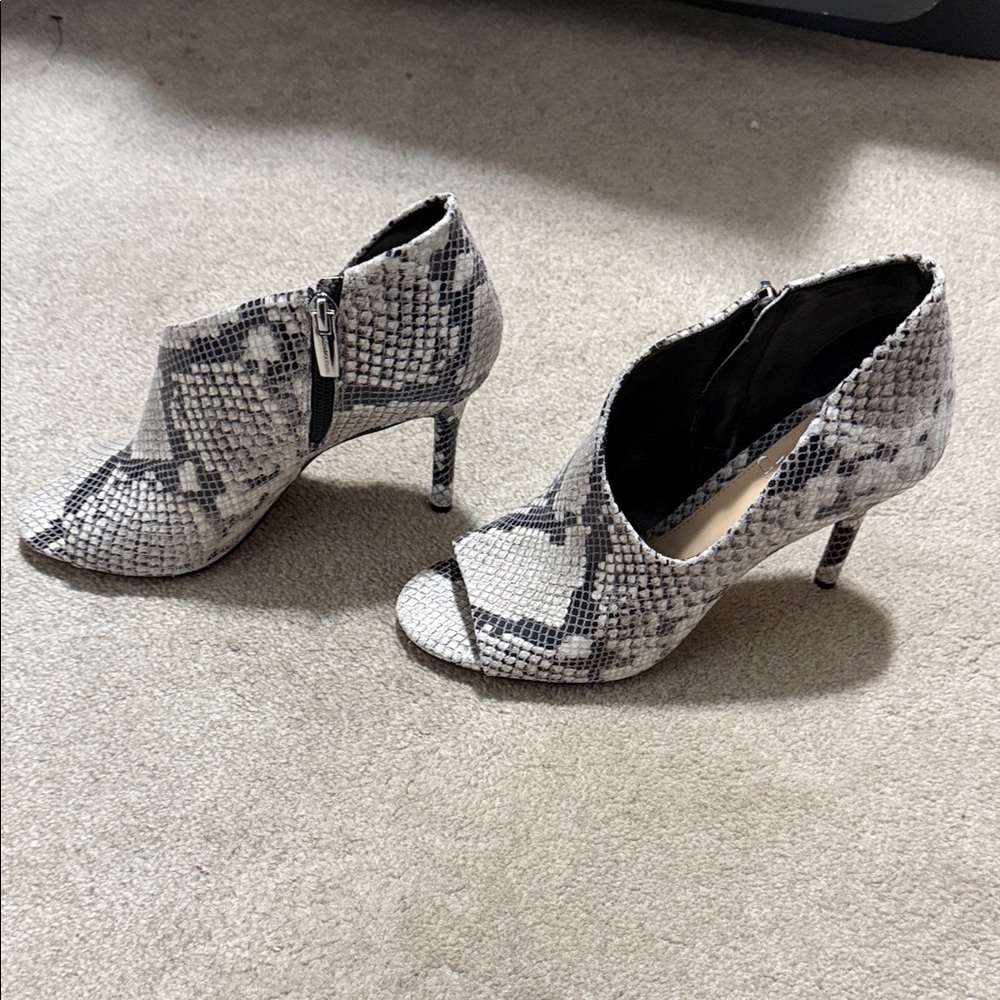 NWOB Vince Camuto Careeta Snake Print Peep Toe Booties - 6.5 - Picture 7 of 16
